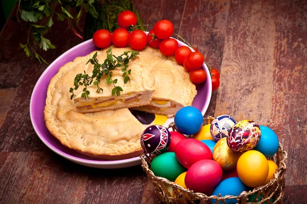 Mesa de Pascua con pastel de peluche y huevos — Foto de Stock