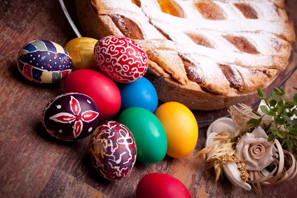Cartão de Páscoa com Pastiera e ovos coloridos — Fotografia de Stock