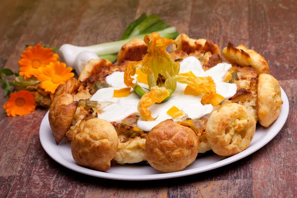 Gougère With Vegetables, Calendula Flowers And Green Onions — ストック写真