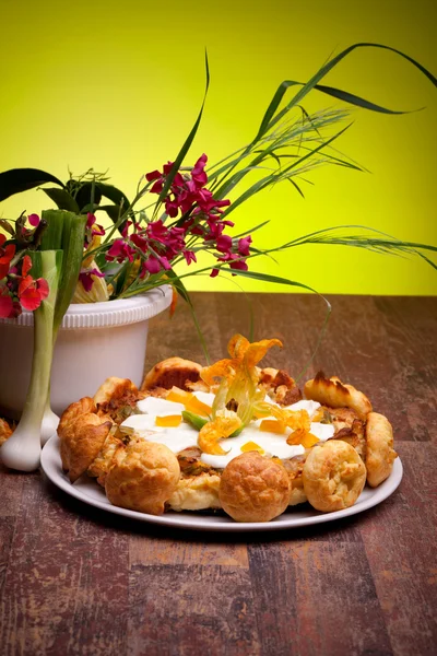 Gougère Cake With Vegetables And Spring Flowers — 스톡 사진
