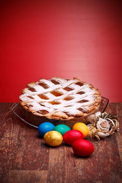 Pastiera napolitana y coloridos huevos de Pascua — Foto de Stock
