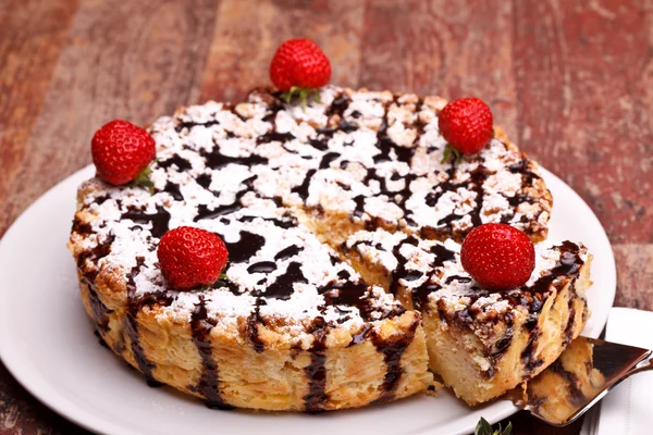 Gâteau au fromage décoré de chocolat et de fraises — Photo
