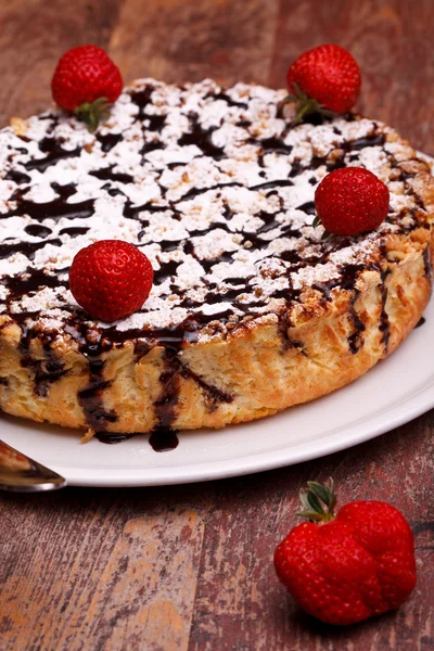 Gâteau décoré de fraises — Photo