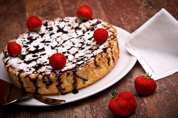 Cheesecake cu ciocolată decorată cu căpșuni — Fotografie, imagine de stoc
