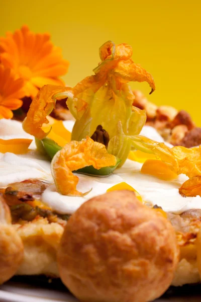 Zucchini Flower On Top Of Gougère Cake — Stockfoto