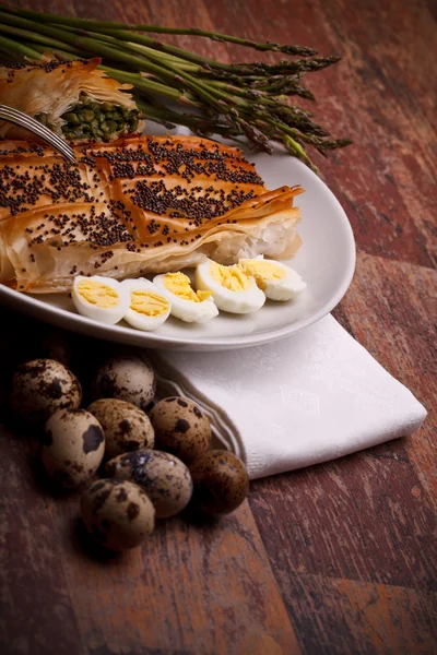 Ιταλικά ορεκτικά - σπαράγγια σε κρούστα με ορτύκια αυγά — Φωτογραφία Αρχείου