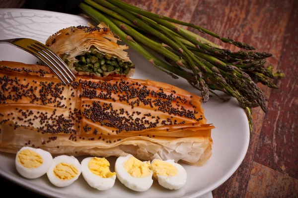 Ricette mediterranee - Rotoli di asparagi e uova di quaglia — Foto Stock