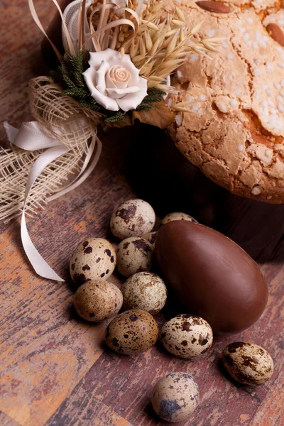 A torta és a tojás húsvéti csendélet — Stock Fotó