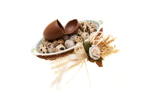 Placa com ovos de codorna e ovo de chocolate quebrado — Fotografia de Stock