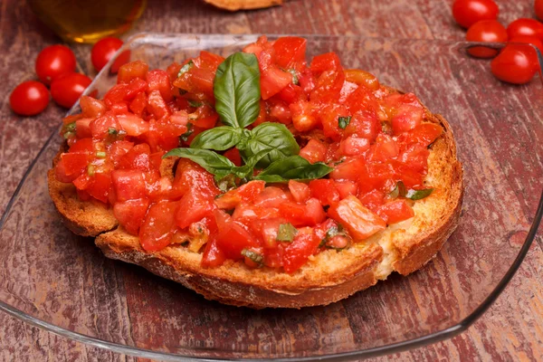 Italské frisella s rajčaty a bazalkou — Stock fotografie