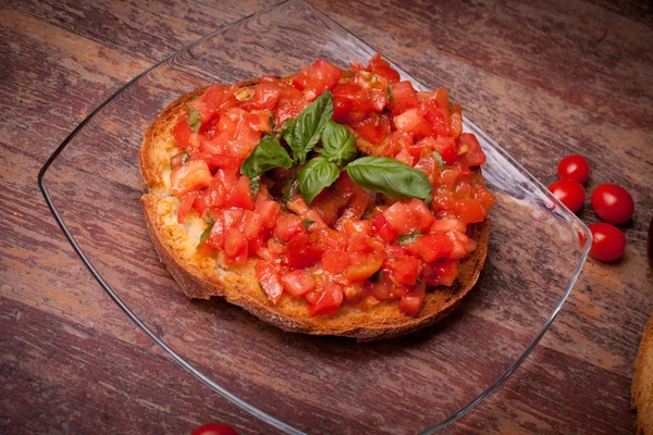 Frisella med tomater och basilika — Stockfoto