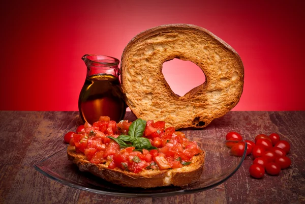 Apulia ekmek, domates ve fesleğen ile yüzük — Stok fotoğraf