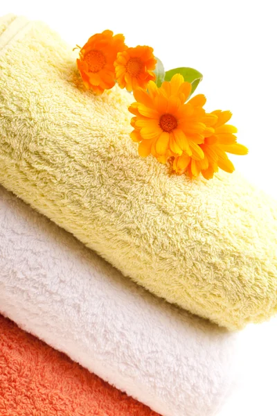 Schone handdoeken met calendula bloemen — Stockfoto