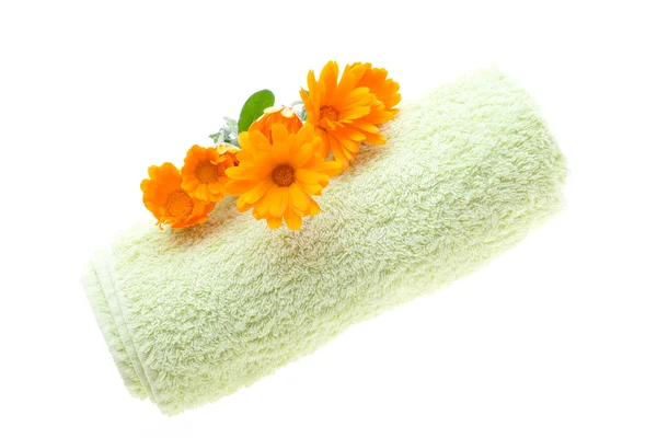 Ręcznik i kwiaty — Zdjęcie stockowe