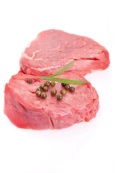 Lombos de carne crus com pimenta verde — Fotografia de Stock