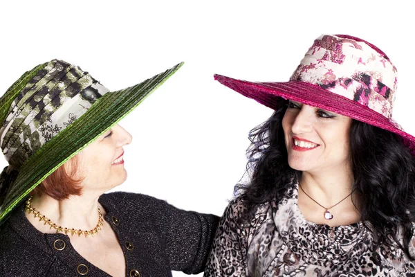 帽子をかぶった若者とシニアの女性 — ストック写真