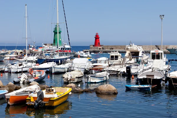 Boten in de kleine haven van eiland giglio — Stockfoto