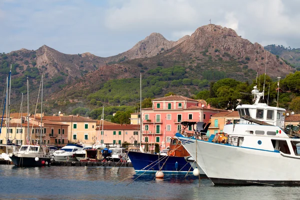 Båtar vid porto azzurro, ön elba, Italien — Stockfoto