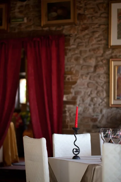 Sala da pranzo con candela rossa — Foto Stock