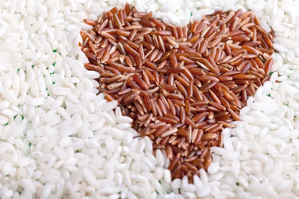 Kalp kırmızı pirinç — Stok fotoğraf