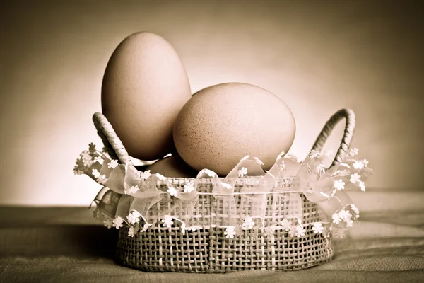 Mand met eieren moderne leeftijd — Stockfoto