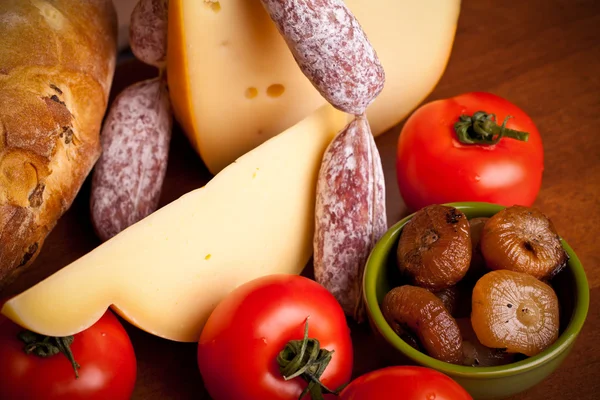 Closeup τυρί, λουκάνικα και ψητά κρεμμύδια — Φωτογραφία Αρχείου