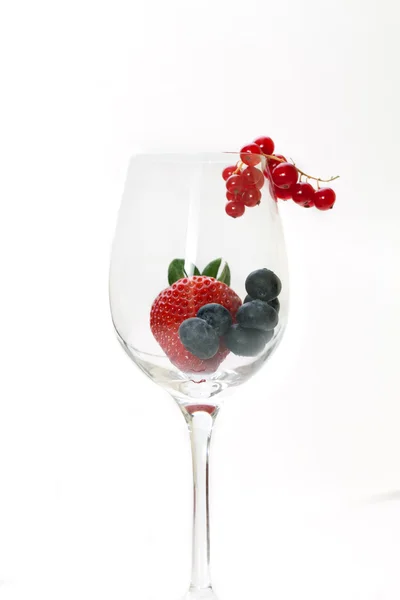 Üveg, piros bogyós gyümölcsök — Stock Fotó