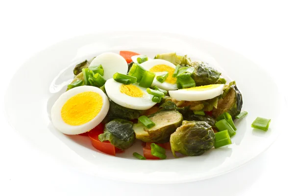 Rosenkohl-Salat mit Eiern — Stockfoto