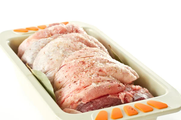 Carne crua embrulhada em rolo — Fotografia de Stock