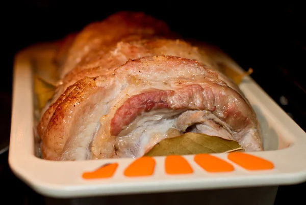 М'ясо запікається в духовці — стокове фото