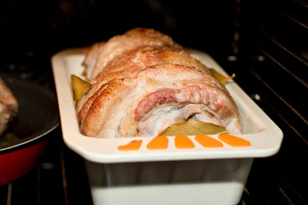 М'ясо запікається в духовці — стокове фото