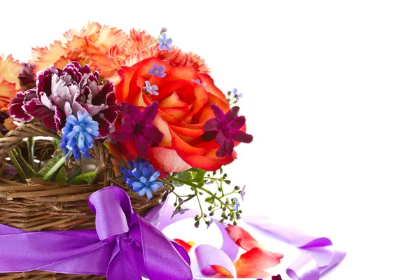 Parlak buket gül ve bahar çiçekleri — Stok fotoğraf