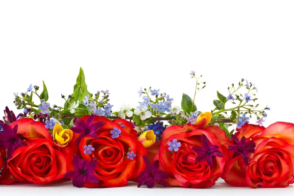 Buquê de rosas e flores da primavera — Fotografia de Stock