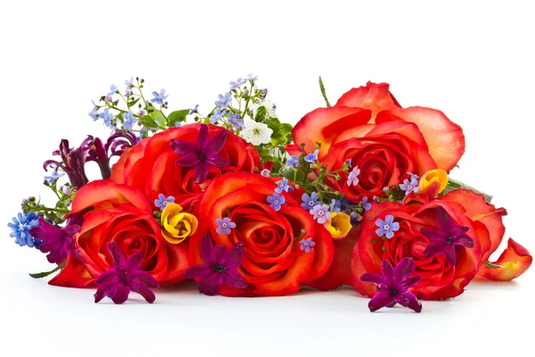 Strauß Rosen und Frühlingsblumen — Stockfoto