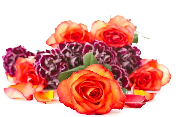 Hermoso ramo de rosas rojas con claveles — Foto de Stock