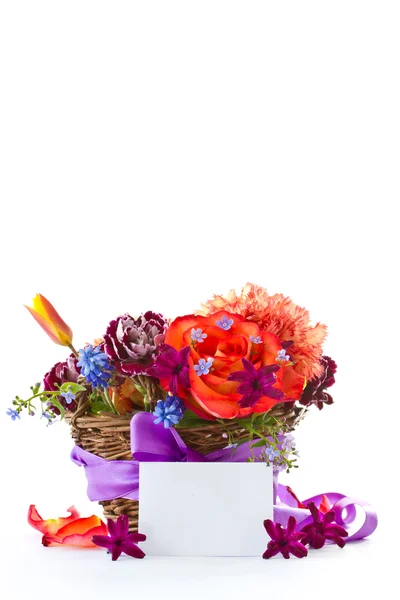 Jasny bukiet róż i wiosennych kwiatów — Zdjęcie stockowe