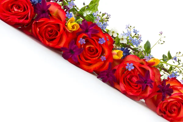 Kytice růží a jarních květin — Stock fotografie