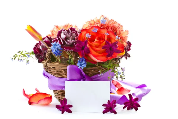 Jasny bukiet róż i wiosennych kwiatów — Zdjęcie stockowe