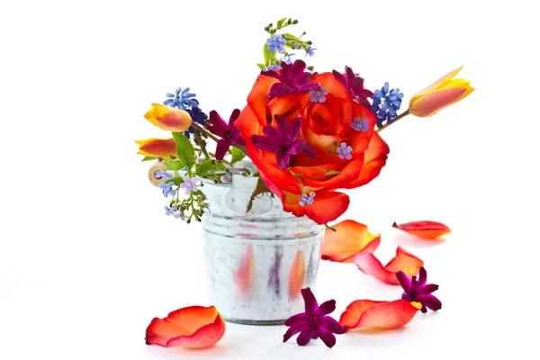 Яскравий букет з троянд і весняних квітів — стокове фото