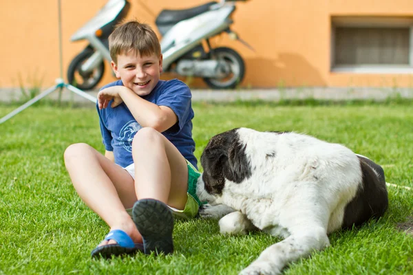 De jongen met zijn hond — Stockfoto