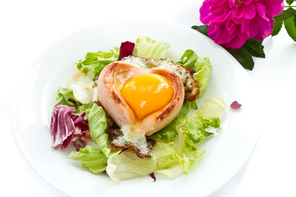 Míchaná vejce s klobásou v srdce — Stock fotografie