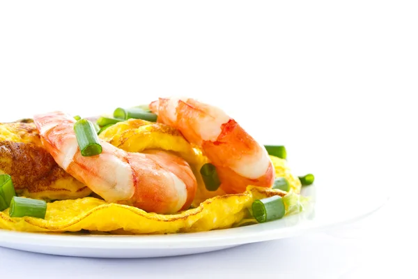 Omelete com camarão cozido e verduras — Fotografia de Stock