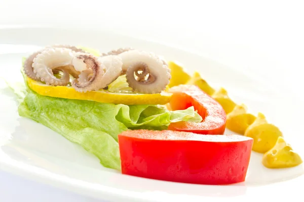 Boiled octopus with lemon slice — Stock Photo, Image