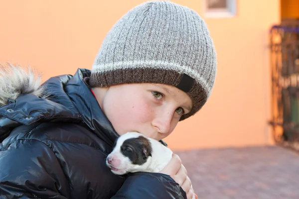 Teenager with a puppy — Stock Photo, Image