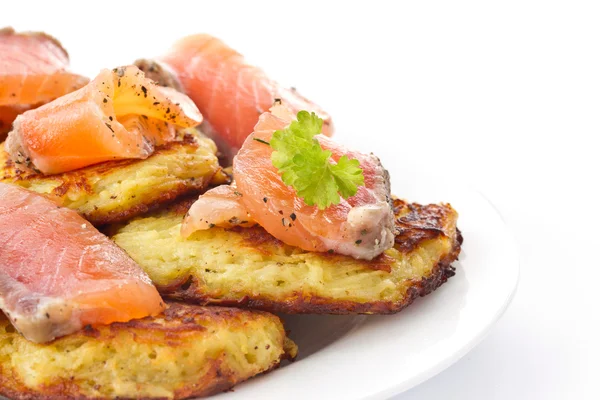 Panquecas de batata fritas com salmão salgado — Fotografia de Stock