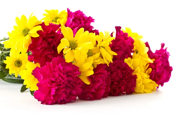 Crisantemos amarillos y claveles rojos —  Fotos de Stock