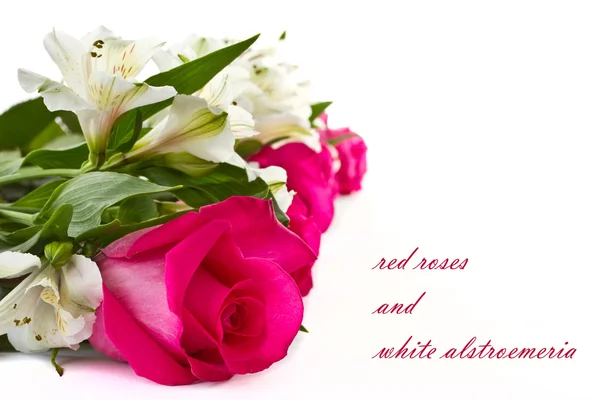 Rode rozen en witte alstroemeria — Stockfoto