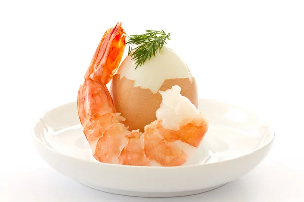 Huevo cocido y camarones grandes — Foto de Stock