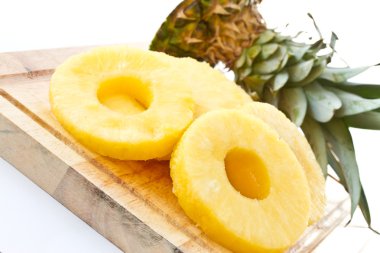 soyulmuş dilim ananas