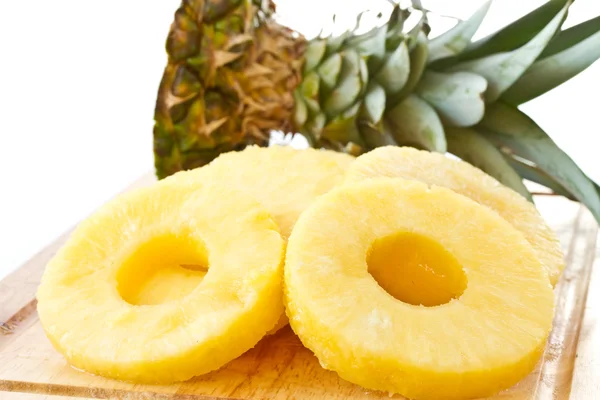 Hámozott szelet ananász — Stock Fotó
